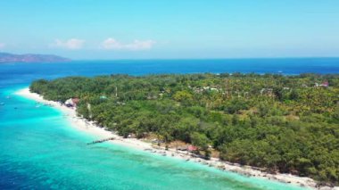 Adanın etrafındaki parlak turkuaz deniz. Endonezya, Bali 'de yaz tatili.  