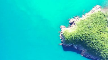 Kayalık kıyı manzarası. Dominik Cumhuriyeti 'nde yaz sahnesi. 