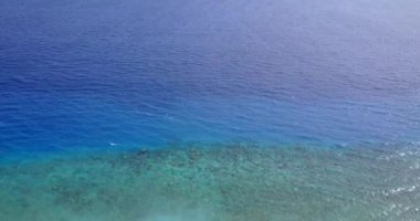 Deniz suyunun üzerinde uçmak. Avustralya, Okyanus Manzarası. 