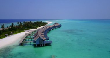 Ada tatil köyündeki rahat ahşap bungalovlar. Dominik Cumhuriyeti, Karayipler 'de yaz tropik sahneleri. 