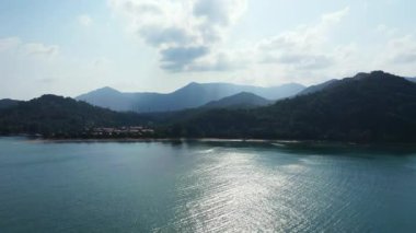 Tropikal adanın güzel kristal denizli hava görüntüleri. 