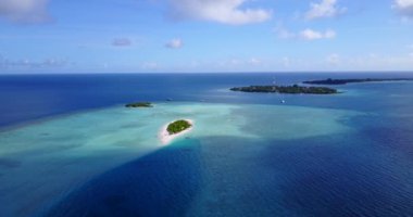 Maldivler deniz manzarası adalarının manyetik renkleri.