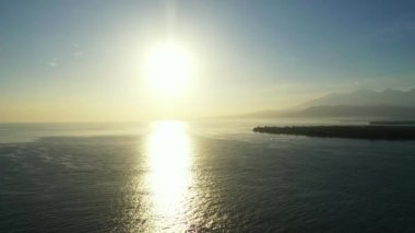 Gün batımından önce deniz manzarası. Bali, Endonezya 'ya egzotik yaz gezisi. 