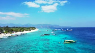 İnsansız hava aracından sahil yatı limanı olan adanın muhteşem manzarası. Koh Samui 'ye yaz gezisi, Tayland, Asya.