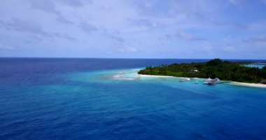 Temiz mavi suyu olan yeşil adanın muhteşem manzarası. Asya 'da Filipinlere Tatil.