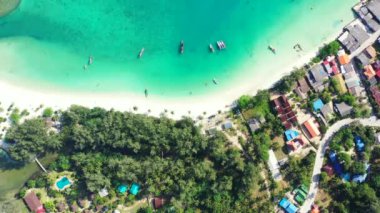 Yazlık tatil köyü olan bir ada manzarası. Barbados, Karayiplere Seyahat.