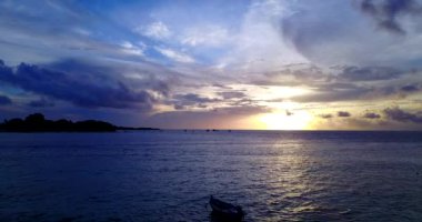 Deniz kenarında manyetik gün batımı. Endonezya, Bali 'ye yaz yolculuğu.