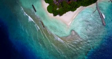 Hareket eden deniz dalgalarına tepeden bakıyorum. Tayland 'a yaz yolculuğu.
