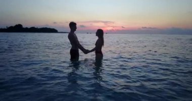 Tropik sahilde romantik bir çift.