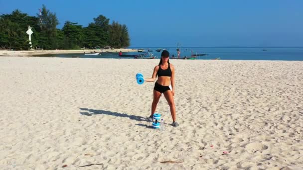 Брюнет Чорному Купальнику Робить Вправи Бідолашками Пляжі Спортивні Концептуальні Кадри — стокове відео