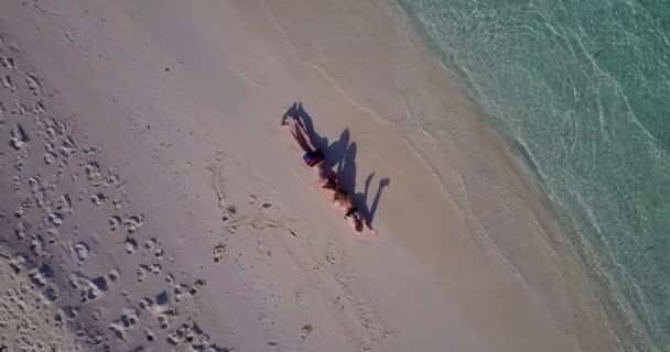 Hermosa Pareja Relajándose Costa Detrás Del Cielo Azul Mar Turquesa — Vídeo de stock