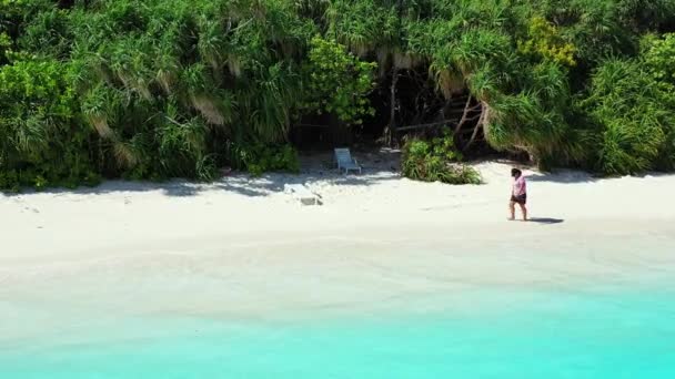 Vista Aérea Jovem Mulher Feliz Andando Costa Tropical Jamaica — Vídeo de Stock