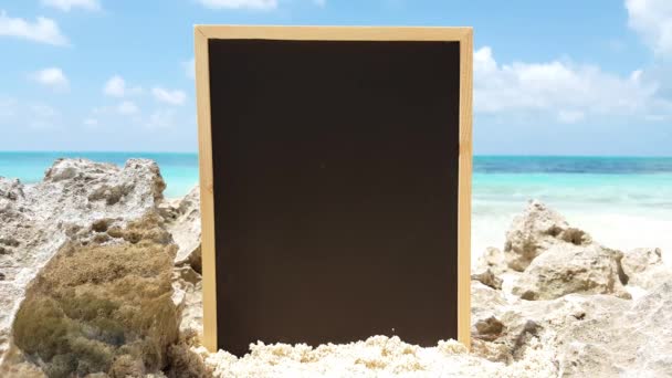 Schwarze Tafel Mit Kopierplatz Zwischen Felsen Strand Sommerentspannung Auf Bali — Stockvideo