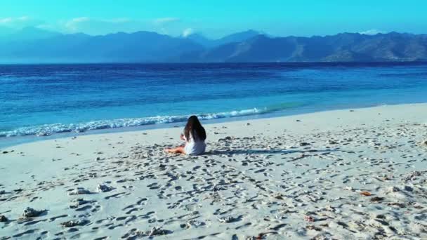 Κορίτσι Κάθεται Στην Αμμώδη Παραλία Και Χαλαρωτικό — Αρχείο Βίντεο