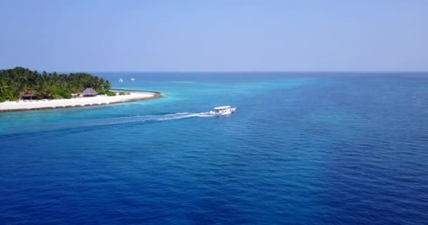 Yate Turístico Blanco Flotando Isla Paradisíaca Vacaciones Verano Maldivas — Vídeos de Stock