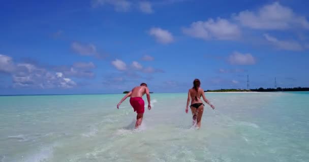Preciosa Pareja Joven Disfrutando Vacaciones Costa Playa Arena Tropical Video — Vídeo de stock