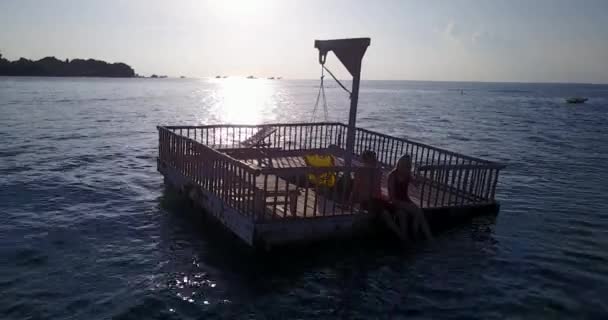 Pemuda Dan Wanita Berenang Atas Ponton Kayu Air Laut Pasangan — Stok Video