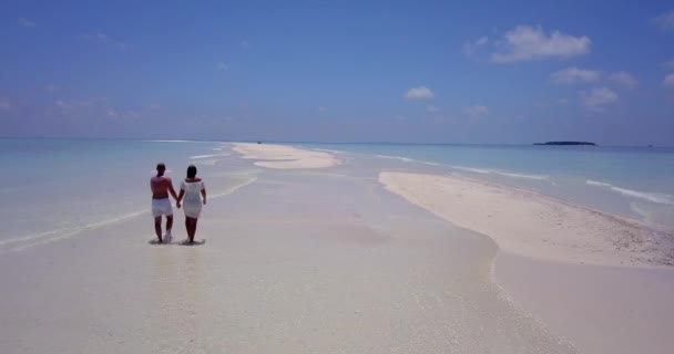 Pareja Feliz Despertando Playa Tropical Durante Día — Vídeos de Stock