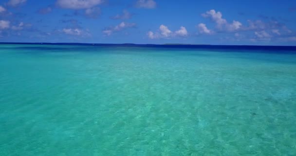 近景碧绿的海水和海岸线上的白沙 前往法属波利尼西亚波拉波拉岛的夏季旅行 — 图库视频影像