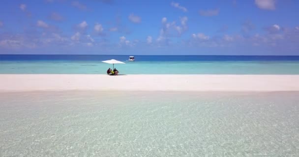 Turistas Disfrutando Unas Vacaciones Relajándose Maldivas — Vídeos de Stock