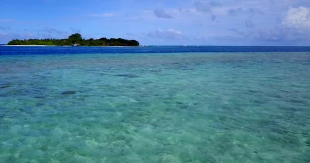 海波涛汹涌 有岛屿背景 在马尔代夫 南亚的异国情调度假 — 图库视频影像