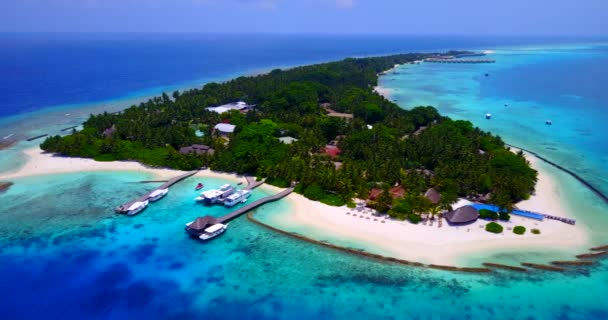 Розкішний Острів Пристикованими Яхтами Хвилями Літня Відпустка Мальдівах — стокове відео