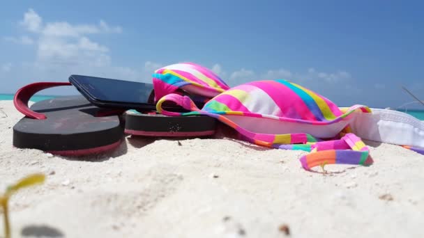 Akıllı Telefonlu Parmak Arası Terlikler Plajda Çizgili Bikiniler Bali Rahatlama — Stok video