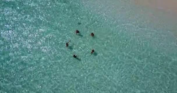 Arriba Ver Video Sobre Superficie Del Agua Turquesa Cerca Playa — Vídeo de stock