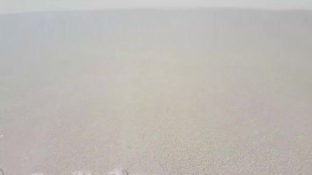 Στενή Θέα Της Παραλίας Διάφανα Κύματα Διακοπές Στο Μπαλί — Αρχείο Βίντεο