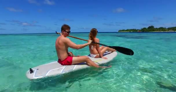 Mladý Pár Zamilovaný Baví Odpočívá Krásném Oceánu Tropického Ostrova Cestovní — Stock video