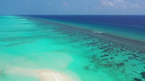 Vista Superior Del Vibrante Mar Turquesa Con Arrecife Rocoso — Vídeos de Stock