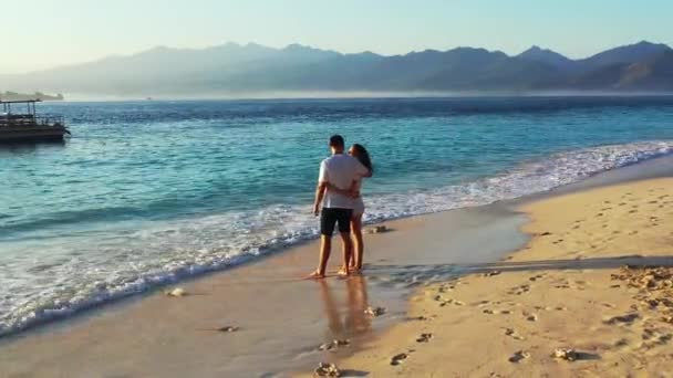 Junges Paar Entspannt Sich Tropischen Sandstrand Der Nähe Des Kristallklaren — Stockvideo