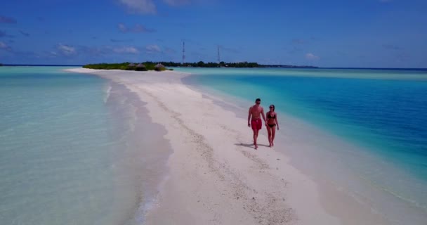 Відпустка Романтичних Коханців Молода Щаслива Пара Білому Піщаному Пляжі Відпочиває — стокове відео