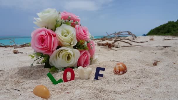 Ramo Bodas Con Texto Amor Conchas Marinas Playa Naturaleza Tropical — Vídeos de Stock