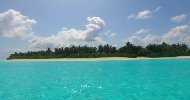 Mar Azul Turquesa Vibrante Com Ilha Fundo Viagem Verão Maldivas — Vídeo de Stock