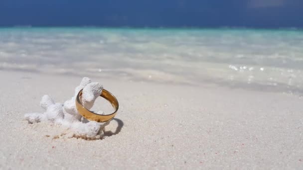 Anel Casamento Dourado Praia Viagem Verão Bali Indonésia — Vídeo de Stock