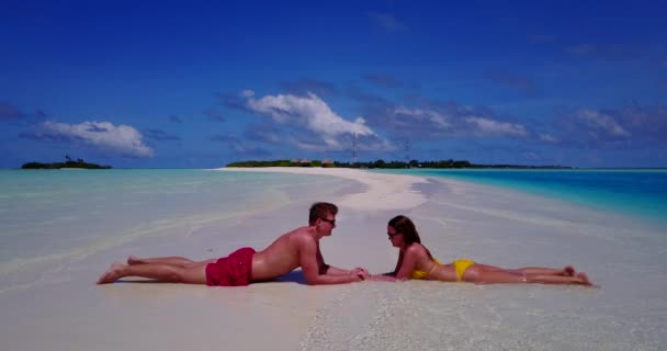 Preciosa Pareja Joven Disfrutando Vacaciones Costa Playa Arena Tropical Video — Vídeos de Stock