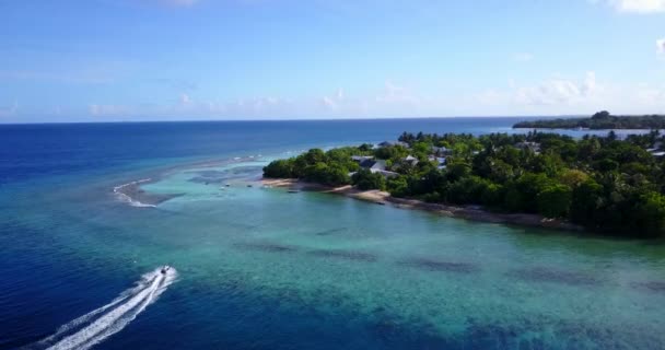 Łódź Motorowa Płynie Zieloną Wyspę Naturalna Scena Fidżi Oceania — Wideo stockowe