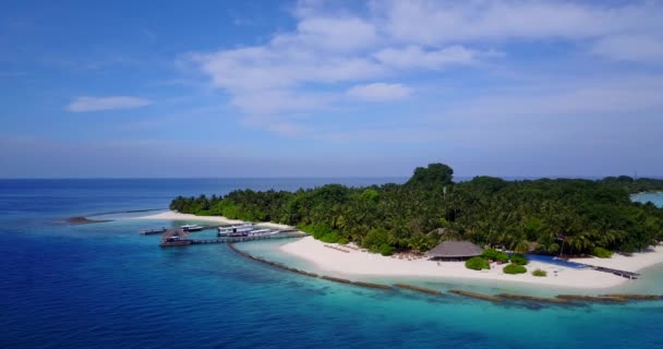 保卫天堂岛海滩的防波堤在马尔代夫的暑假 — 图库视频影像