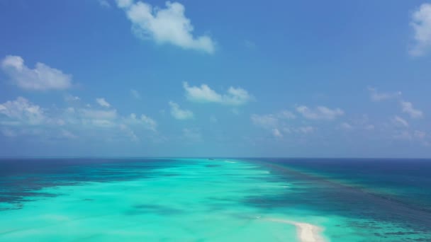 明るい緑とターコイズブルーの海の水 夏はタイ アジアでリラックス — ストック動画