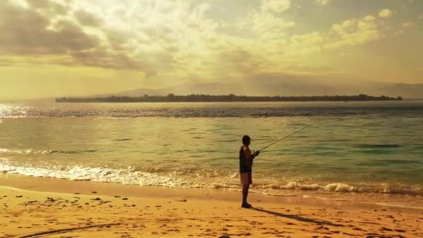 Ενεργός Άνδρας Που Περνά Χρόνο Στην Παραλία Ψαρεύοντας Στην Ηλιόλουστη — Αρχείο Βίντεο