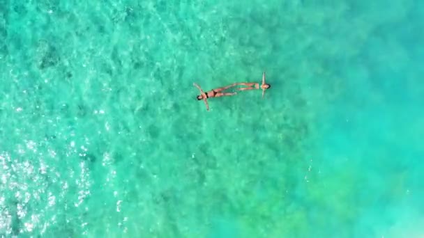 Luchtfoto Van Twee Meisjes Die Zwemmen Oceaan — Stockvideo