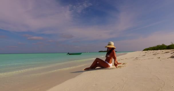 Mujer Joven Disfrutando Día Soleado Playa Tropical Feliz Joven Playa — Vídeo de stock