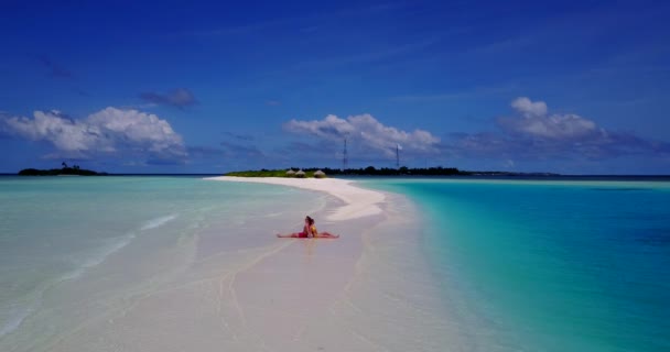 Jeune Homme Jeune Femme Couchés Sur Côte Mer Bronzer Beau — Video