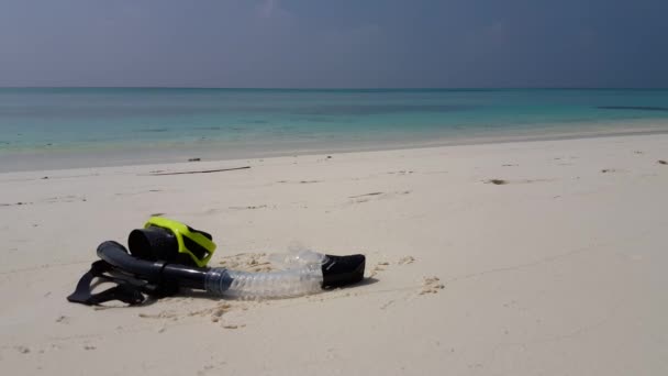 해변에 다이빙 마스크 남아시아 몰디브로 여행하다 — 비디오