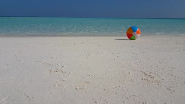 Pallone Colorato Gonfiabile Sulla Spiaggia Viaggio Estivo Indonesia — Video Stock