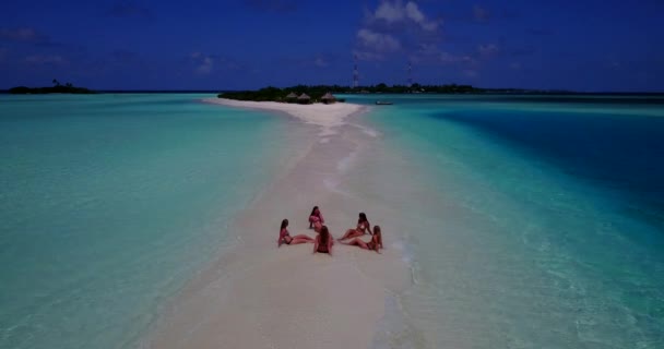 Jóvenes Mujeres Atractivas Relajarse Playa Del Mar Arena Brillante Cielo — Vídeo de stock