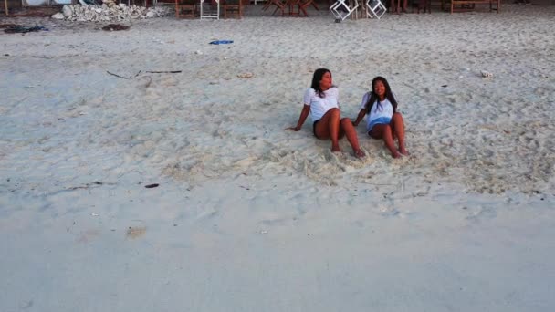 Dos Chicas Sentadas Playa Arena — Vídeo de stock
