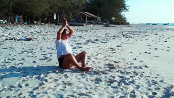 Attrayant Casual Fille Méditant Sur Plage Sur Bali — Video