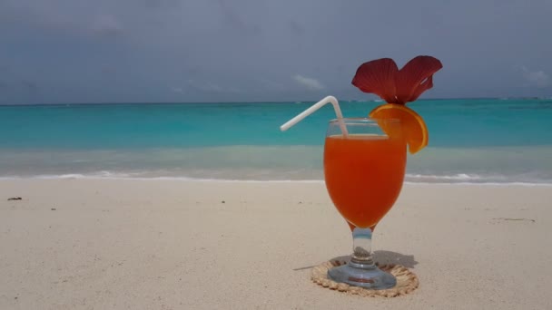 Alcohol Oranje Cocktail Met Stro Het Strand Zomervakantie Thailand Azië — Stockvideo
